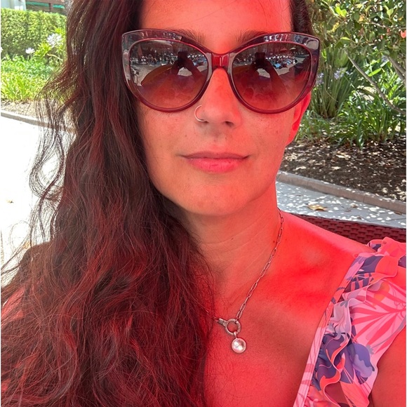 Meet your Posher, Elizabeth - Picture 1 of 2